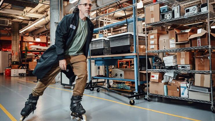 «Es fühlt sich an wie Fliegen»: In den Labors von X bewegt sich Astro Teller am liebsten auf Rollerblades.