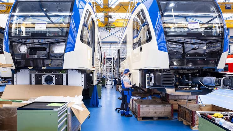 Gemäss SRF gelangen in den Schweizer Werken des Zugbauers Stadler Rail zu viele VOC-Emissionen in die Umwelt.