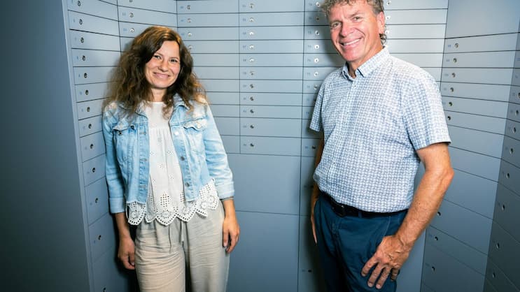 Sie sind die Bank: Sarah Neuburger übernimmt von Daniel Müller, wenn dieser 2026 die Leitung der Ersparniskasse abgibt. Foto im kleinen Tresorraum mit den Kundensafes.