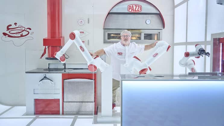 Die Roboter übernehmen vom Auswallen des Teigs bis zum Zuschneiden der Pizza sämtliche Aufgaben.