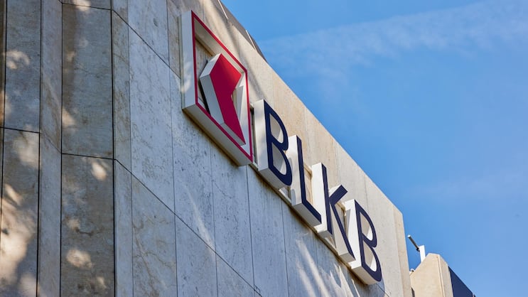 Das Logo der Basellandschaftlichen Kantonalbank BLKB am Hauptsitz in Liestal BL.