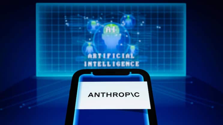 Das Anthropic-Logo wird auf einem Smartphone vor dem Hintergrund einer visuellen Darstellung künstlicher Intelligenz angezeigt.