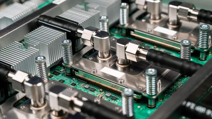 Eine Platine mit dem KI-Chip Ironwood von Google (2025).