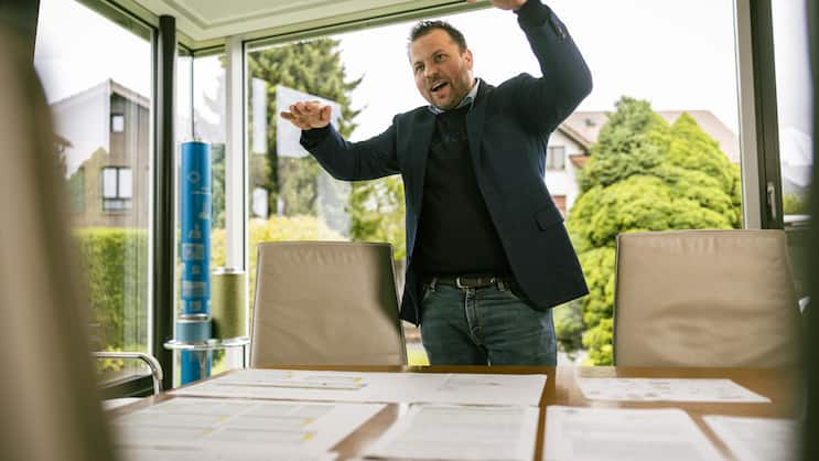 Früher reichte ein A4-Blatt, sagt Urs Schellenberg. Heute bedecken die Unterlagen für die Abwassermessungen fast seinen ganzen Sitzungstisch.