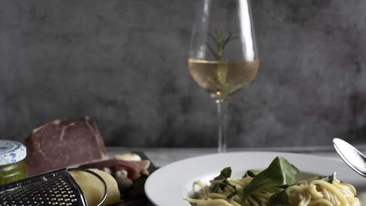 Zu Gerichten mit Bärlauch passen kräftige Weissweine aus den Sorten Sylvaner oder Grüner Veltliner.