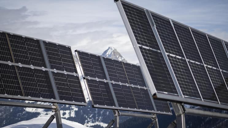 Blick auf die Testanlage «Tschers» des geplanten Grossprojektes Nandro-Solar des Elektrizitaetswerk EWZ der Stadt Zürich.