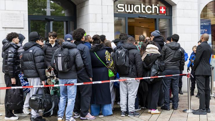 Bei der Lancierung der «Royal Pop» bildeten sich vor den Swatch-Stores lange Warteschlangen.