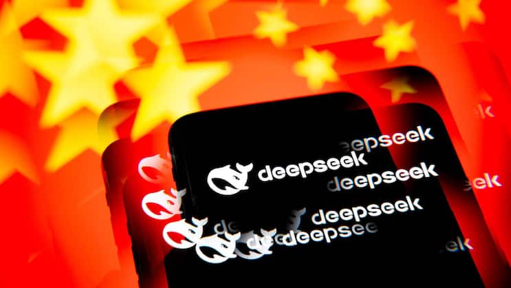 Illustration des Logos der DeepSeek AI-Anwendung mit China-Flagge im Hintergrund (2025).