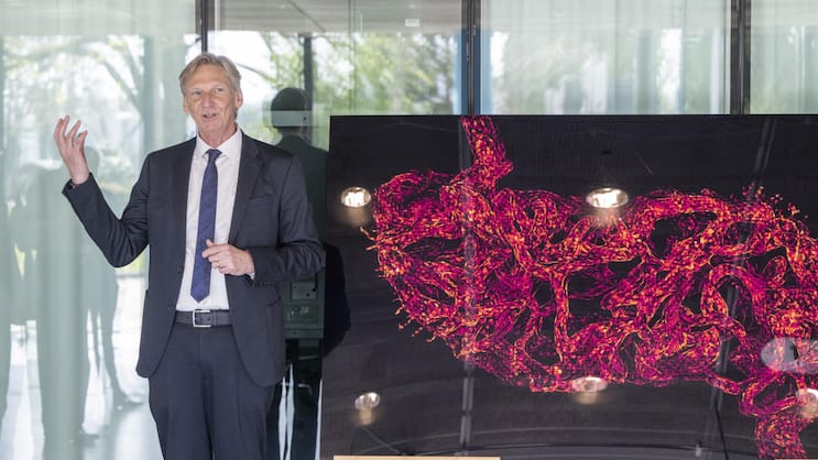Der Standortleiter Basel der Roche, Jürg Erismann präsentiert an der Eröffnung des Institute of Human Biology ein Organoid.