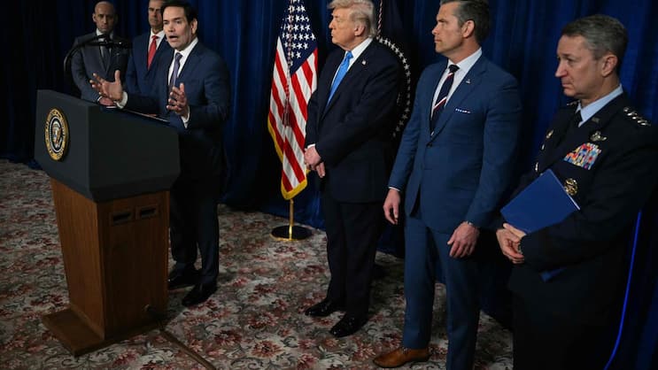 US-Aussenminister Marco Rubio spricht an der Pressekonferenz von Donald Trump (2.v.l.) unmittelbar nach der Militäraktion in Venezuela.