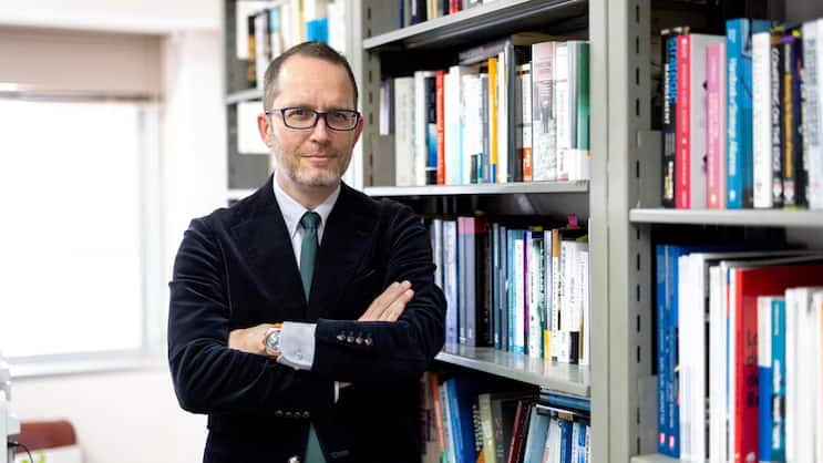 Pierre-Yves Donzé ist Schweizer Wirtschaftshistoriker, lehrt als Professor an der Universität Osaka und ist Autor mehrerer Bücher über die schweizerische und die japanische Uhrenindustrie.
