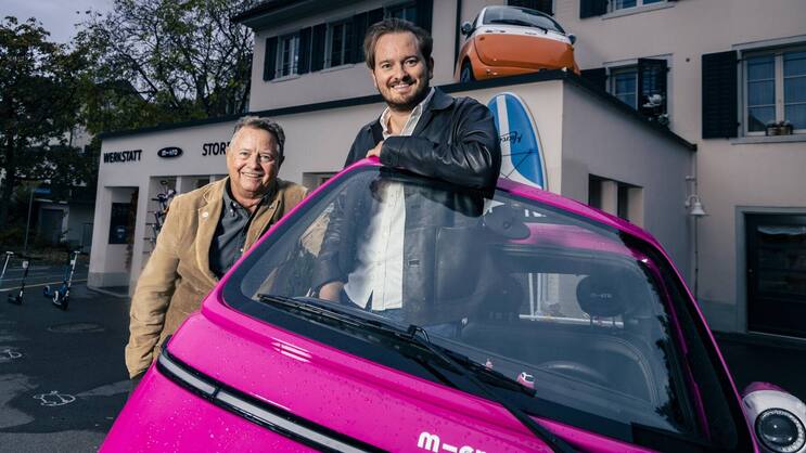 Micro-Gründer Wim Ouboter (l.) und Sohn Oliver vor ihrem E-Auto Microlino.