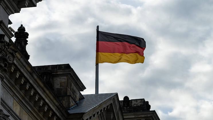Blick auf eine Deutsche Flagge am Reichstag.
