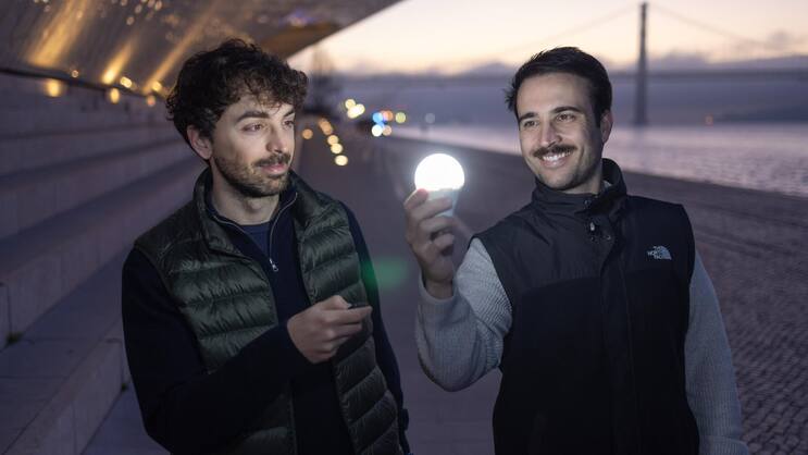 Rafael Castro-Amoedo (l.) und Alessio Santeccchia helfen Kunden mit ihrem System, die Stromkosten zu senken.
