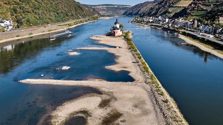 Die Zollburg Pfalzgrafenstein am Rhein: In der Gegend von Kaub ist der Pegel so tief, das kaum noch grosse Schiffe verkehren können (Bild vom 10. August 2026).