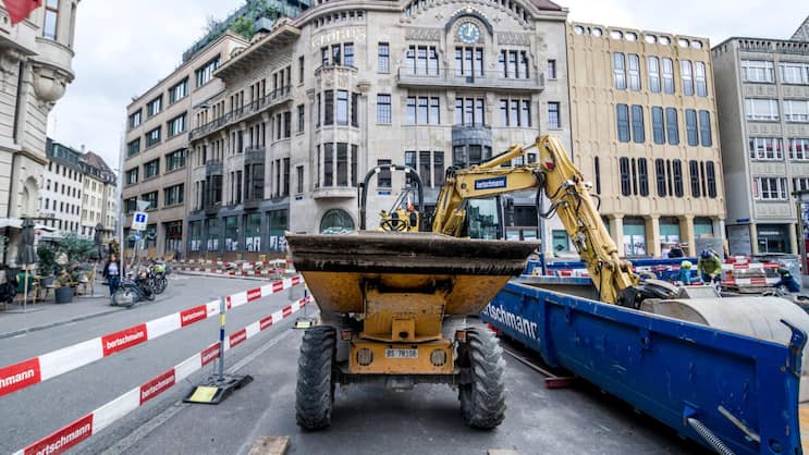 Das Warenhaus ist umgebaut, die Strasse davor noch nicht ganz. Der Basler Globus soll Ende Oktober wieder öffnen.