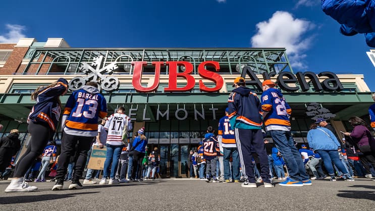 Die UBS Arena nordöstlich von New Yorks Stadtgrenze steht auf dem Gelände der Pferderennbahn im Belmont Park.