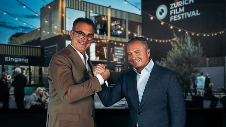 ZFF-CEO Christian Jungen (r.) besiegelt mit Sunrise-Boss André Krause den Partner-Deal.