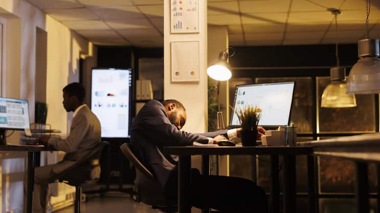Zu müde vom vielen Arbeiten: Ein kurzer Mittagsschlaf hilft, wenn am Mittag der innere Akku leer ist.