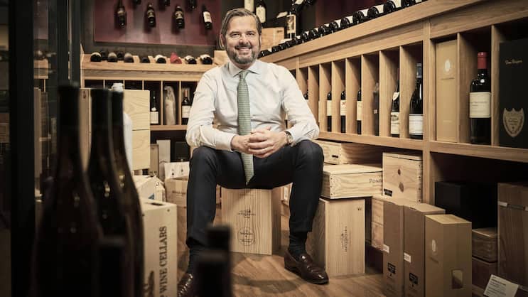 Nikolas von Haugwitz (56) ist seit November 2024 CEO von Mövenpick Wein. Zuvor arbeitete er unter anderem bei St. Jakobskellerei Schuler und Hawesko.