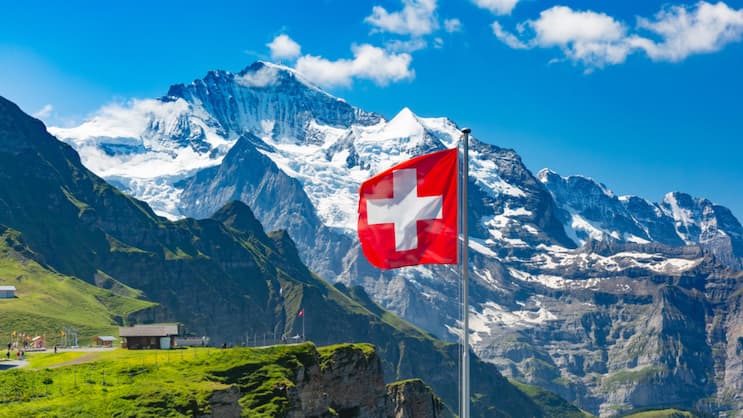 Mit dem roten Pass kommst du aktuell in 185 Länder ohne Visa.