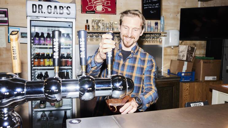 Er zapft bald auch in Zürich: Reto Engler, Mitgründer der Brauerei Dr. Gab's, im eigenen Brauereilokal (Archivbild: 2023).