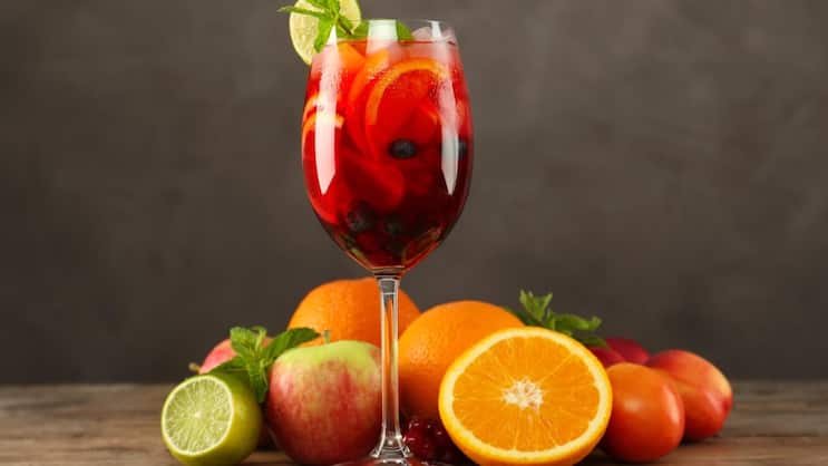 Eines der bekanntesten Sommer-Mix-Getränke auf der Basis von Wein ist Sangría, die man nach eigenem Gusto zusammenstellen kann.