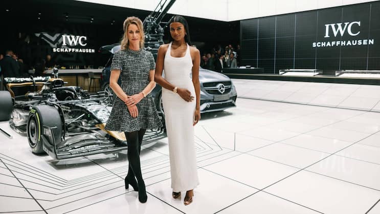 Die 35-mm-Ingenieur an der Watches and Wonders am Hand- gelenk von IWC-CMO Franziska Gsell (l.) und Schauspielerin Simone Ashley.