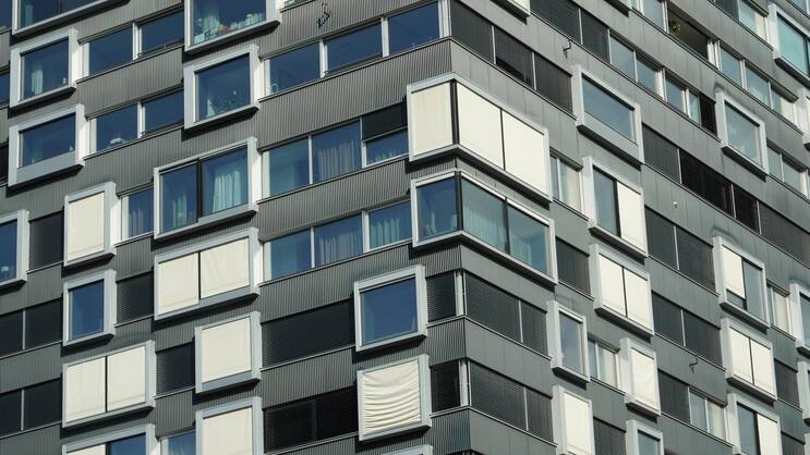 Ein Wohnhochhaus in der Stadt Zürich.