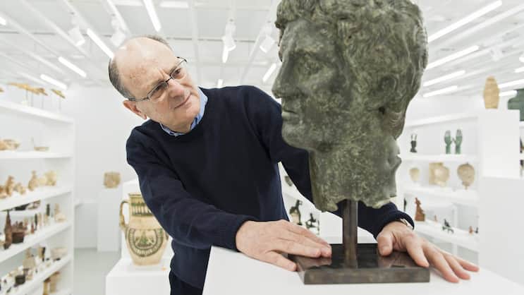 Unternehmer und Sammler Jean Claude Gandur in der ägyptischen Sammlung seiner Stiftung.