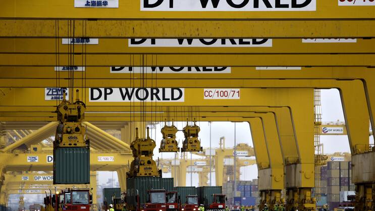 Der Hafen Jebel Ali unweit von Dubai bekommt Konkurrenz: An der Ostküste der Vereinigten Arabischen Emirate soll ein neuer Hafen entstehen, um die gefährliche Strasse von Hormus zu umgehen.