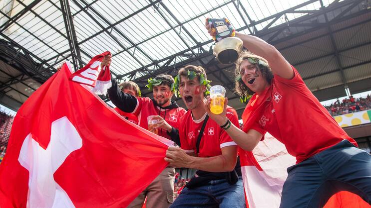 Bier und Fussball gehören für viele zusammen. Doch für den Absatz wichtiger als die WM sind warme Abende im Frühling und Sommer.