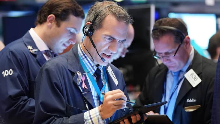 Ein Händler bei der Arbeit an der New York Stock Exchange an der Wall Street in New York, USA (2019).