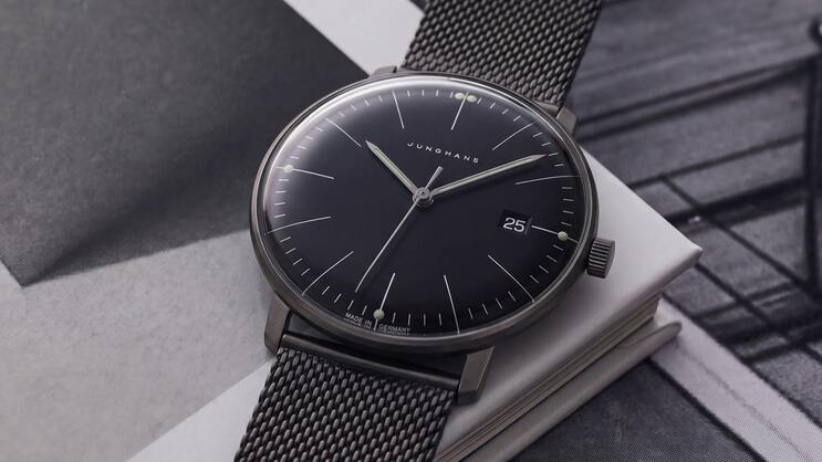 Die legendäre Max-Bill-Uhr von Junghans bekommt Zuwachs – in Schwarz.