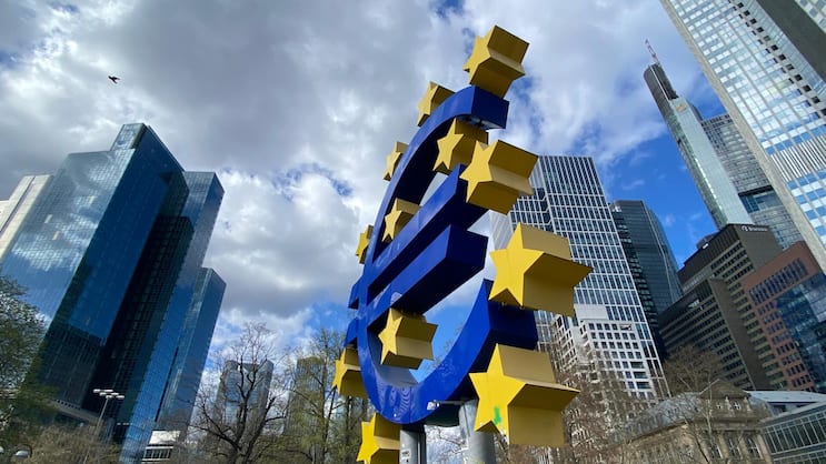 Euro-Skulptur vor dem ehemaligen Sitz der Europäischen Zentralbank in Frankfurt.