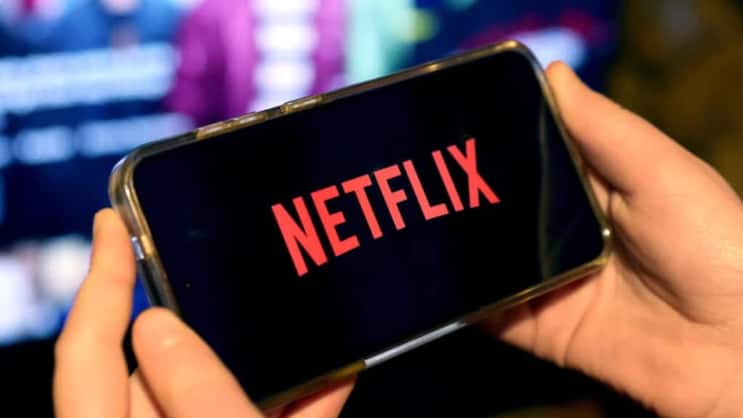 Immer weniger Schweizerinnen und Schweizer greifen über Just Watch auf Netflix zu.