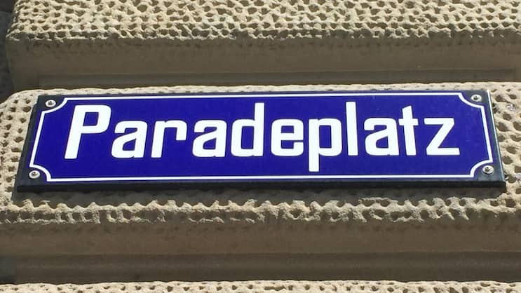 Schild am Zürcher Paradeplatz, dem symbolischen Schweizer Finanzzentrum.