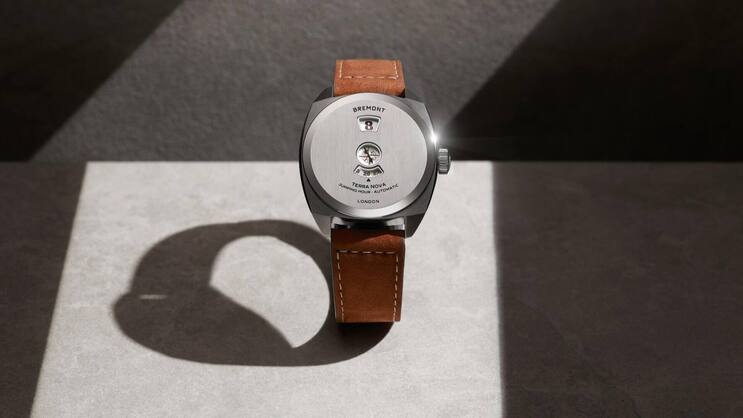 Die Uhr aus Stahl mit springender Stunde vereint Handwerkskunst und Präzision.