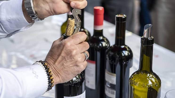 Richtig Wein trinken: Am Business-Dinner kredenzen Führungspersonen gerne eine gute Flasche Wein.