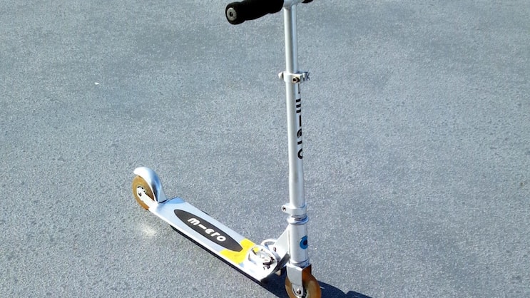 Der Original-Micro-Scooter wiegt etwas weniger als drei Kilogramm, was ihn zu einem praktikablen Fortbewegungsmittel in der Stadt macht.