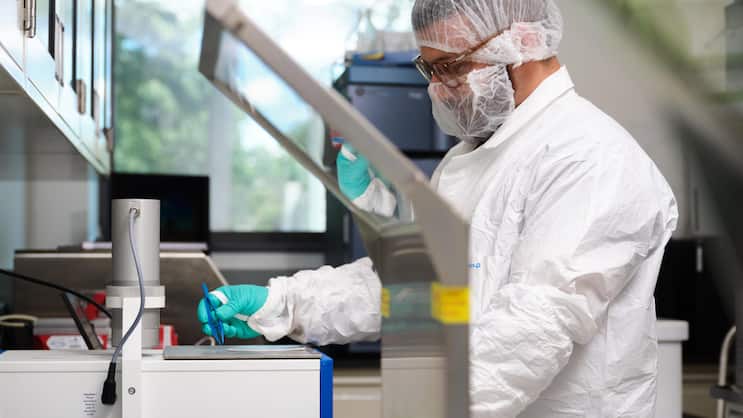 Blick in die Forschung bei Novartis. Die Konzerne sorgen sich um die Preise, damit sie genug Geld für weitere Innovationen haben.