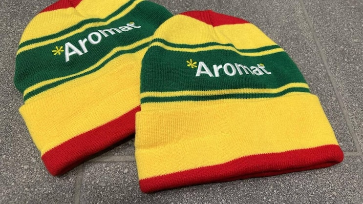 Aromat gibts nicht nur als Dosen-Streuwürze, sondern auch als Mütze. Wenn man eine ergattern kann.