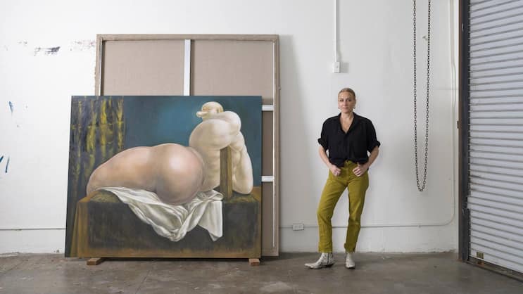 Die in Los Angeles lebende Künstlerin Louise Bonnet neben ihrem Werk «Figure with Satin Drapery», 2023.