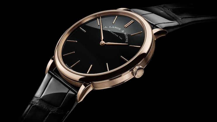 Mit ihrem schlanken Gehäuse, zurückhaltenden Design und ihren edlen Materialien verköpert die Saxonia Thin zeitlose Eleganz.