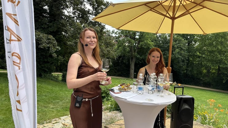 Dagmar Kopečková präsentiert ihre Moravino-Weine auf der Terrasse der Villa Tugendhat in Brünn.