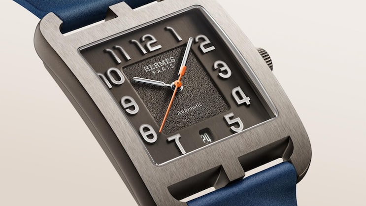 Henri d'Origny entwarf die Cape Cod 1991 als «Quadrat im Rechteck». Hermès hat das Design angepasst, jetzt stehen vier Farben zur Auswahl: Quietschgelb, Hermès-Orange, Dunkelblau und Schwarz.