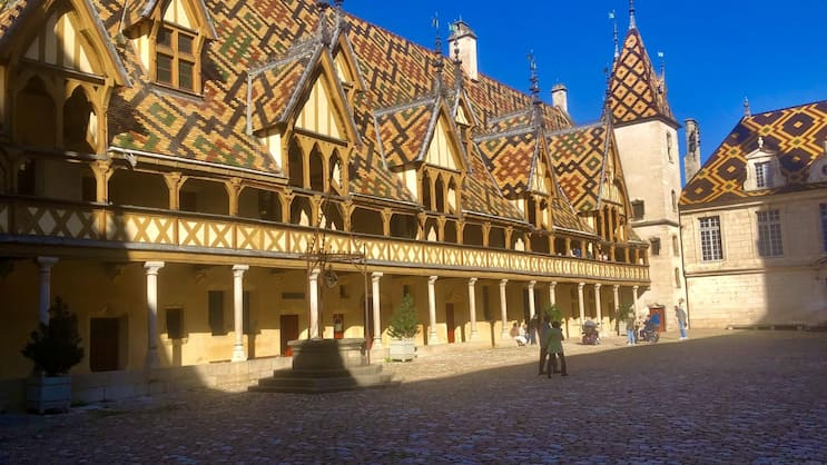 Das berühmte Hôtel-Dieu, einst ein Hospiz für die Armen, heute die touristische Sehenswürdigkeit schlechthin in Beaune und Ort der alljährlich stattfindenden Weinauktion.