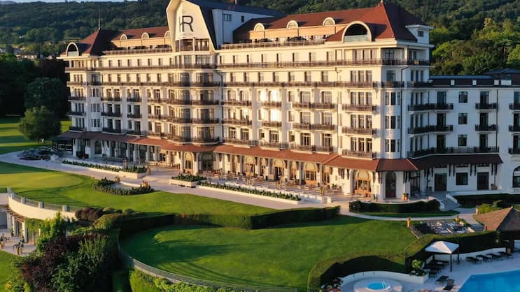 Hier übernachten manche der mächtigsten Menschen der Welt: Das Hôtel Royal in Évian-les-Bains.