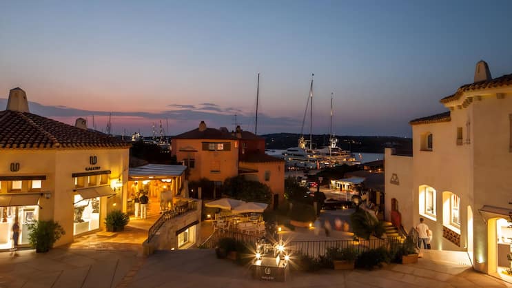 In den malerischen Gassen von Porto Cervo lässt es sich hervorragend flanieren.