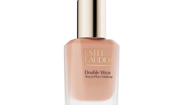 Estée Lauder: Double Wear Stay-in-Place Makeup, mit Hyaluronsäure, Niaciamid und Braunalgen-Extrakt, in 54 Farbtönen erhältlich, 30 ml, Fr. 64.–.